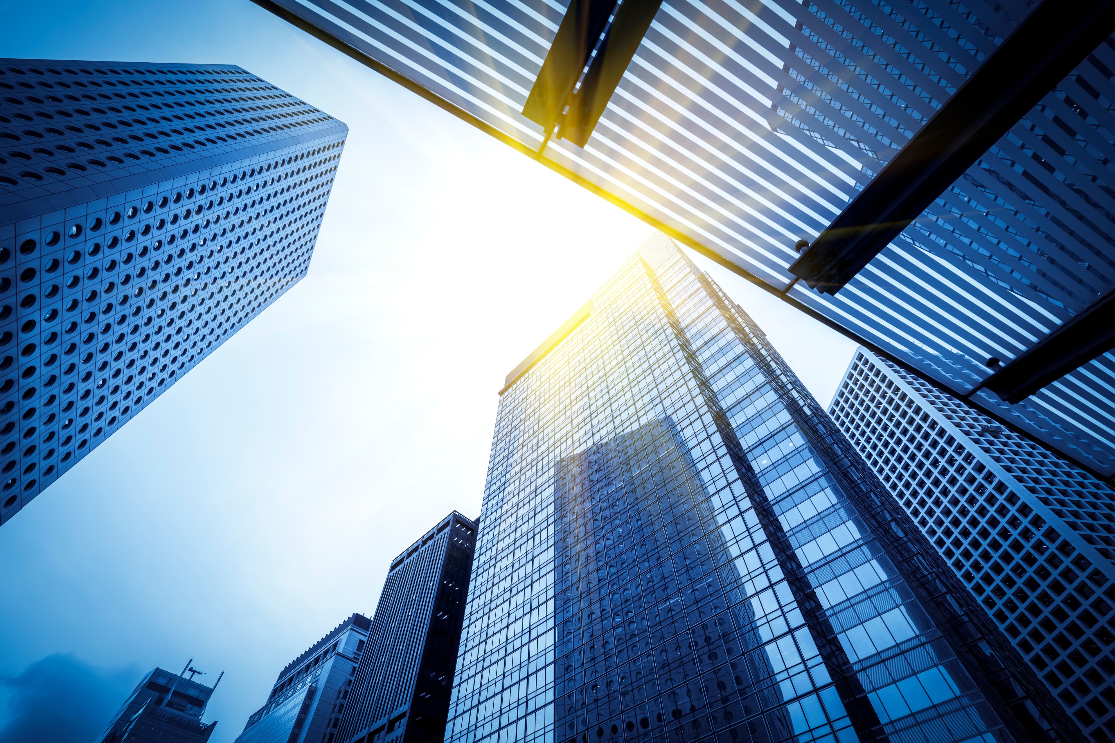 都市のビル群と空